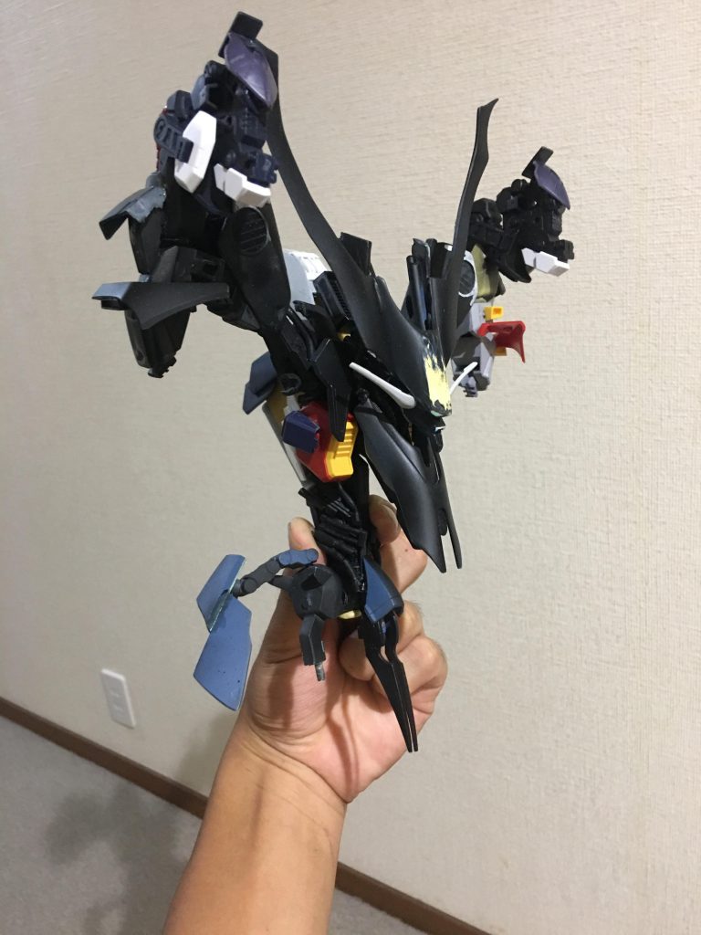 胸部排気ダクトと頭部アンテナ、両肩のジェネレーターのようなものを追加