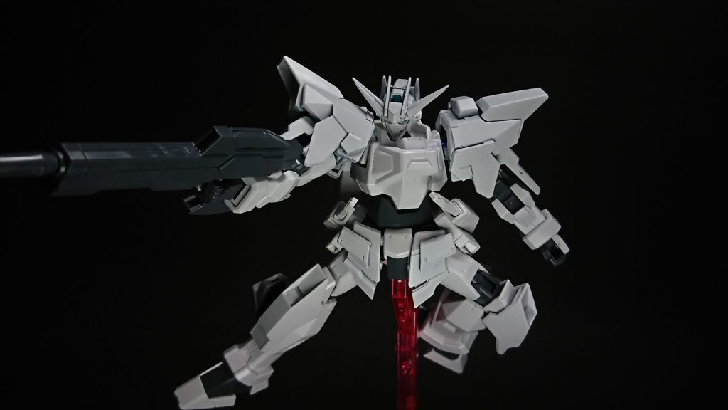 ポージング2
武装の種類は少なくライフルとサーベルのみ
ただしサーベルは全部で4本も搭載しているという充実っぷりである