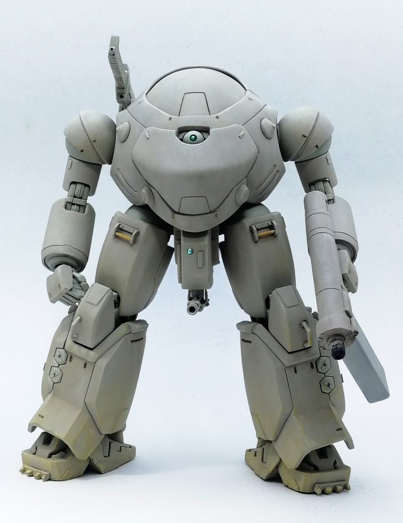 設定的なアレ

遅れて来た最新鋭旧式機。
近年ラーダ民会連邦が治安維持支援を名目に西部亜大陸に輸出を進めている新型第二世代機。
本国においても最新鋭機を必要としない警察組織や後方部隊において採用され普及が進んでいる。
カタログ上の性能は従来の第二世代機をわずかに上回る程度であるがこれまでの運用をフィードバックされた実性能は同世代機同士の戦闘において十分なアドバンテージを持つ。

整備施設の維持が難しい事を前提として重要な機能をコアユニットに集中、コアのみ第三世代相当の装甲で覆い、手足はユニットごと交換するよう設計されており高い稼働率の維持を実現している。
また、価格は（恐らく政治的な理由もあり）2.5世代化された第二世代機と比較すればむしろ安価。


既に先進諸国においては第三世代機への機種転換が進む中にあっても途上国や紛争地域においては価格、整備施設を始めとするあらゆる点において、第三世代機はおろか第二世代機すら十分な運用はかなわず中古や出自の怪しいレストア機によって賄われているのが現状であった。
そんな状況で多分に政治的目的を持って生まれたのが本機である。

大雑把に言うと共産圏陣営がアフリカ等に影響力を持つために異常な安価で送り込んでる機体です。

低治安ながらも武装組織のWT保有率は低くテクニカルや歩兵相手が中心な地域の機体をイメージして小口径砲装備。