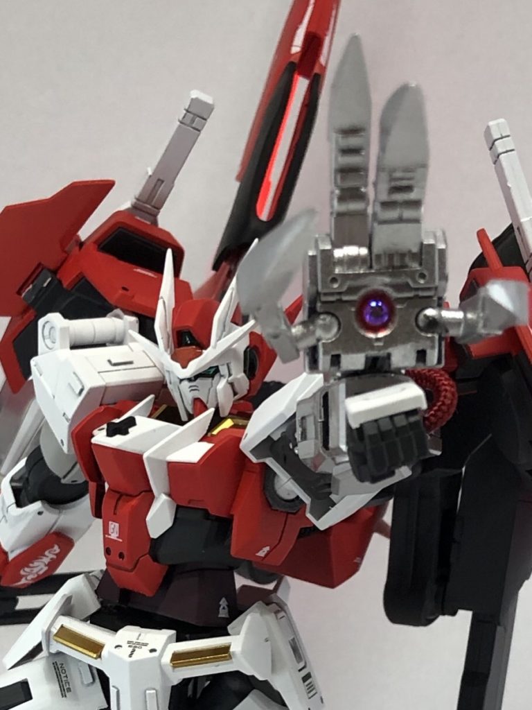 【GNパルマフィオキーナ】
GNドライブから直接エネルギー供給を受け、非常に高い威力を誇る。ただし、射程が短く扱いは難しい。
周囲の爪を突き刺し、ゼロ距離射撃も可能。
手背にはビームシールド発生機を備える。