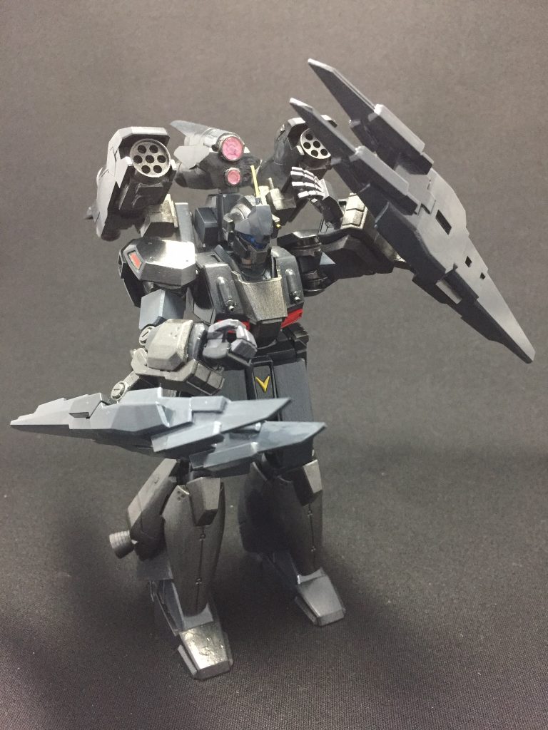 接敵時にはシールドに取り付けたヒートクローでの攻撃