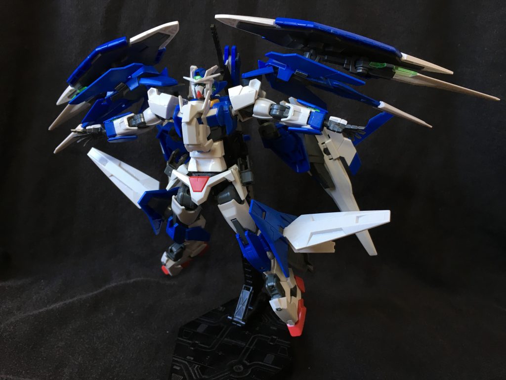 ガンプラ名のセプテットの意味は３つあり

脚部、肩部、背部バインダーとGNダイバスターソードを装備した姿が７つの羽根に見えること
近接武装がセブルソードであること
ビルドダイバーズが7人であること

あとはラッキーセブンとか笑笑