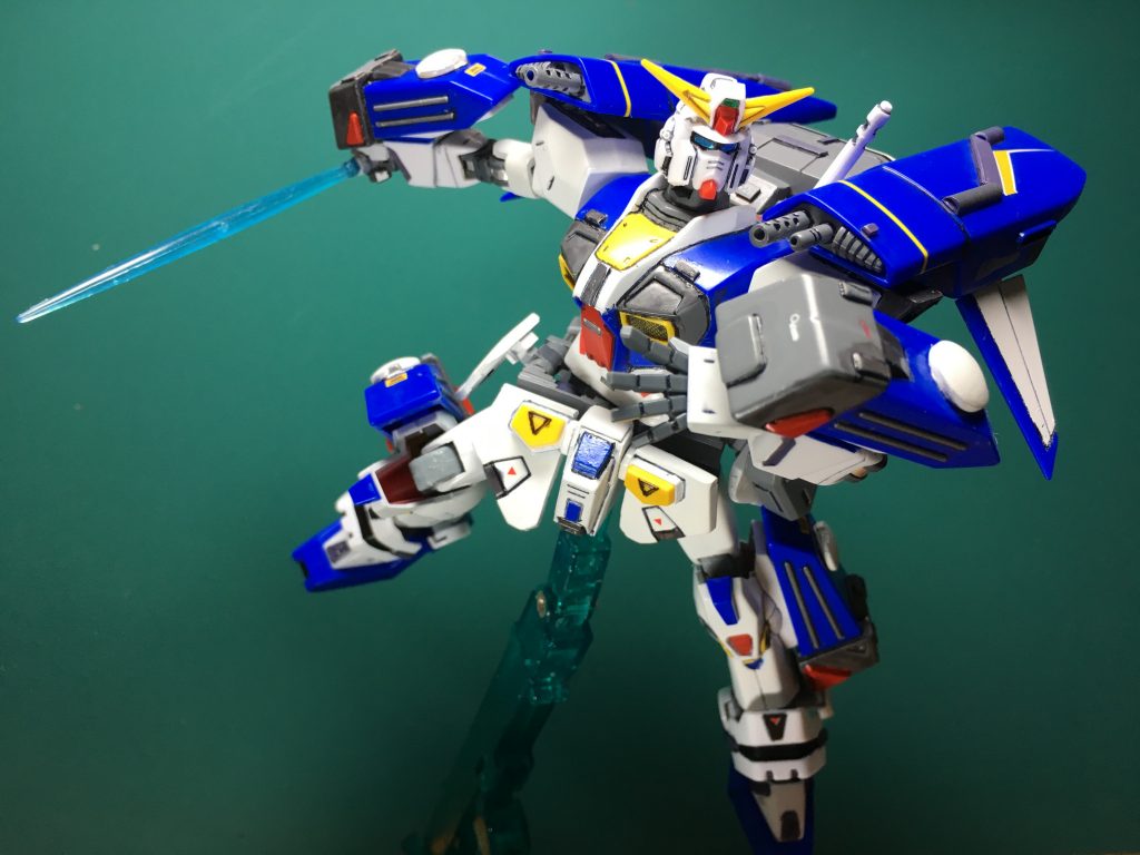 　設定ではミノフスキークラフトでの姿勢安定化のため肩を固定するそうですが、万が一の時は流石に外して戦闘するだろうと思います。懐に来られたらビームサーベル使うでしょうし。