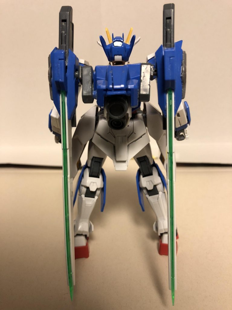 後ろ姿。ビット武装やビームライフルはありません