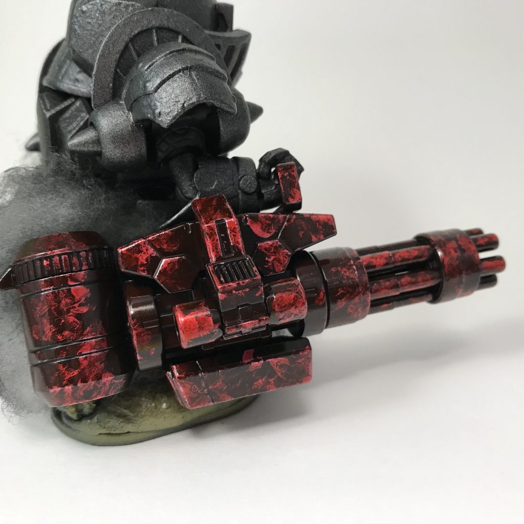 HGのジャイアントガトリングを組み替えて使用しました。
塗装はラップ塗装です。
BB戦士の腕の力だけでは保持しにくいので、目立たぬよう土台とガトリング本体をポリキャップのランナーを使用して繋いでいます。