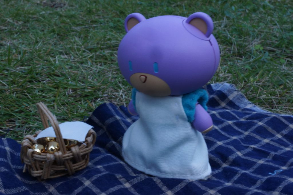 　正面です。母がとても力になってくれました。服は僕と母の合作です。バスケットは母が。