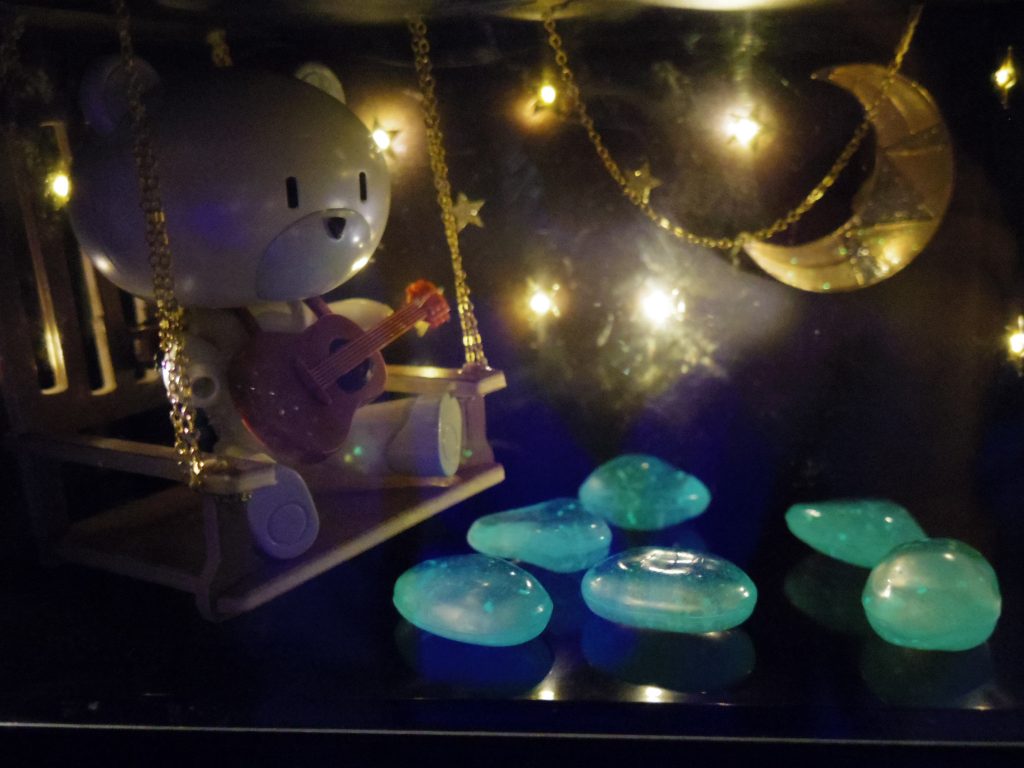 ## トップがよりも少し引いた正面からの写真
背面と左右に、電飾を仕込んだショーケースになっています。
上部からは、ゴールドのチェーンでブランコを吊り下げていて、
*月の夜に空から吊るされたブランコに乗っている*
というロマンチスト全開な場面を作りました(笑)
プチッガイは、ブランコに乗りながらギターを構えています(笑)