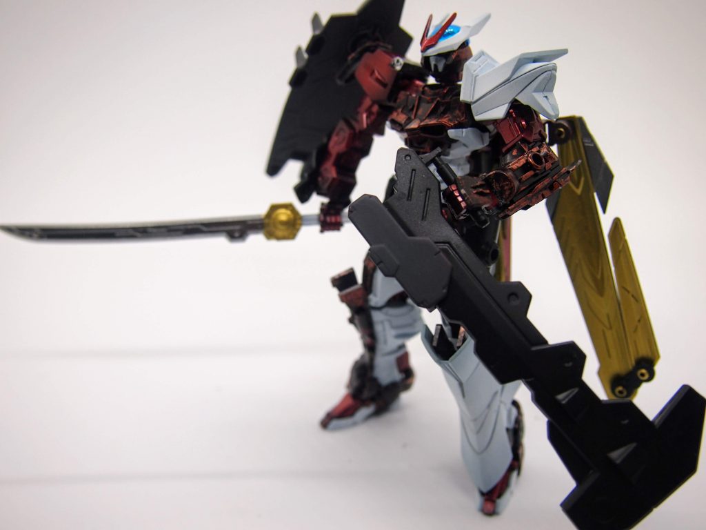 過去の戦闘でガーベラストレートを破損したため、現在は
”無名”の刀を使用。過去の経験より、鞘も武器として使用できる