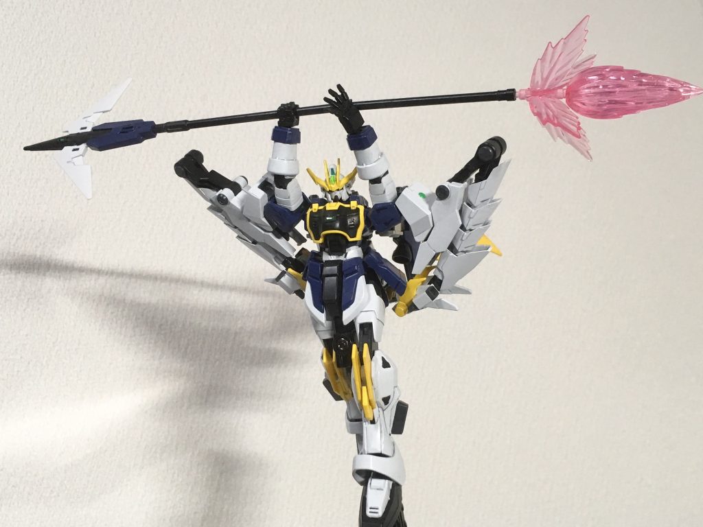 ビームシャベリンと実体刃シャベリンは連結してツインシャベリンになります。
ビームだけでなく実体刃があるのはＩフィールド・GNフィールド対策。
実体刃部分は分割差し替え式なので、使用しない時は外して背部ラックに保持しておけば、片刃のビームシャベリンモードではデッドウェイトにはなりません。

尚、背部バインダーを後方伸ばしてシャベリンの保持ラックを横向きから縦に回せば、ドラゴンハングがある状態でも肩の可動範囲は充分に取れます。
ツインシャベリンを頭の上でグルグル回す時はドラゴンハングは基部ごと上下の向きを変えておくと干渉しないです。
ちゃんと可動範囲の事も考えていますよ、タイガーウルフ師匠！
アニメのシーンでシェンロンが槍グルグル回すのMSの手でどうやってるんでしょ？