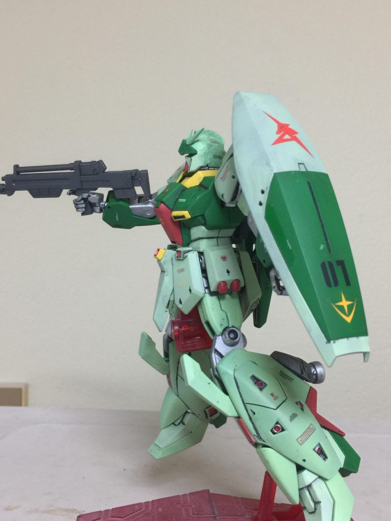 頭部の リ・ガズィのブレードは 折れやすい
ので ビルダーズパーツ MS ブレード
1/144 の物を 使用しました。また
頭部は ブレードを取り付ける為
鉄棒ヤスリや紙ヤスリで 加工して
タミヤパテで 整形しました。