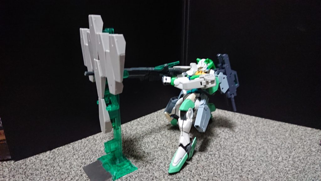 もちろん、片膝ついたスナイパーポーズも取れます。