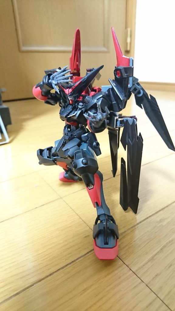 Dエクステンション展開のバトルモード。ノーネイムライフルはバックに回り機動性、格闘性能大幅アップ。立ち回りかたはマスターアジアのような格闘スタイル