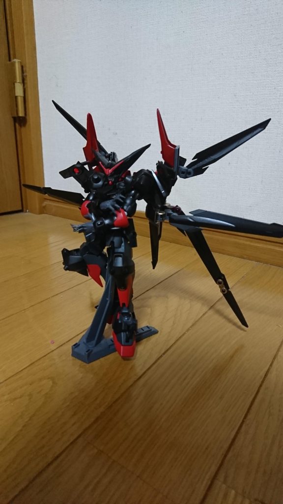 そしてウイング展開してのハイパーモード「神威」。VPSは無いが圧倒的な機動性とIフィールドの為、射撃は意味を成さない。展開したウイングからはブレードドラグーンも展開し、バトルスタイルはバルバトスルプスレクスのような野性的な立ち回りになる。
ビーム効かない、機動性高い、オールレンジの物理近接攻撃…乱戦になった場合こんな迷惑な機体はない。

神の威を借る悪魔。混ざってますが、異教の神という事で。