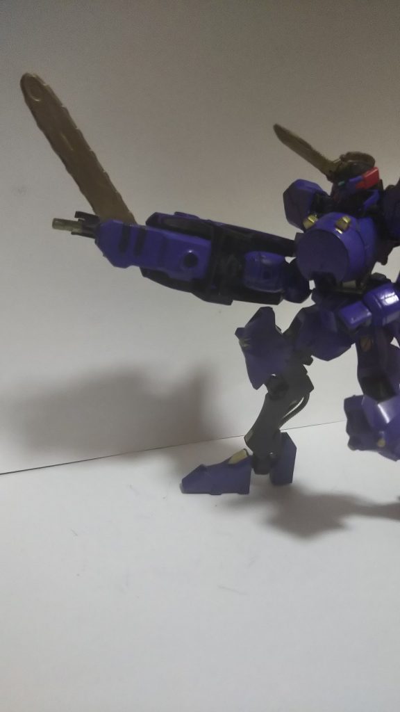 チェーンソーは角度を変えて剣の様に使ったりします(*´∀`)♪