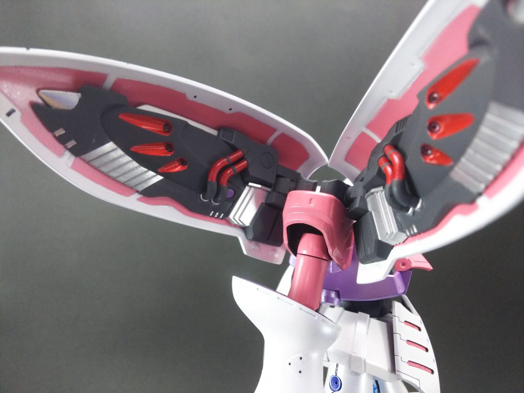 肩バインダーの内側の部分塗装を細かくやってみました。
アクセントとしてパイプとスラスター部分を赤でキャンディ塗装しました。