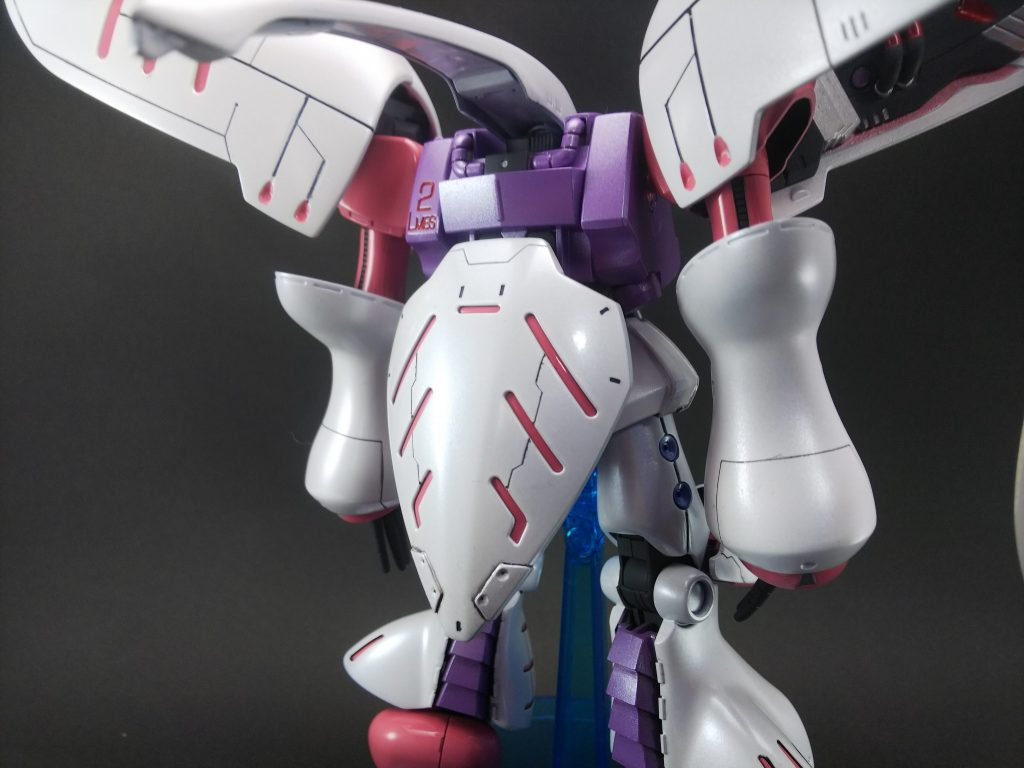 ファンネル・コンテナにも筋彫りとプラ板によるディテール追加を行いました。
0.15mmのタガネと0.5mmのタガネを使い分けることでメリハリをつけました。