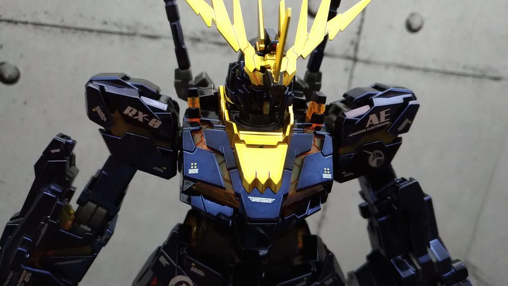 サイコフレームはおまけ程度にリアルタッチマーカーオレンジでスミ入れしてます