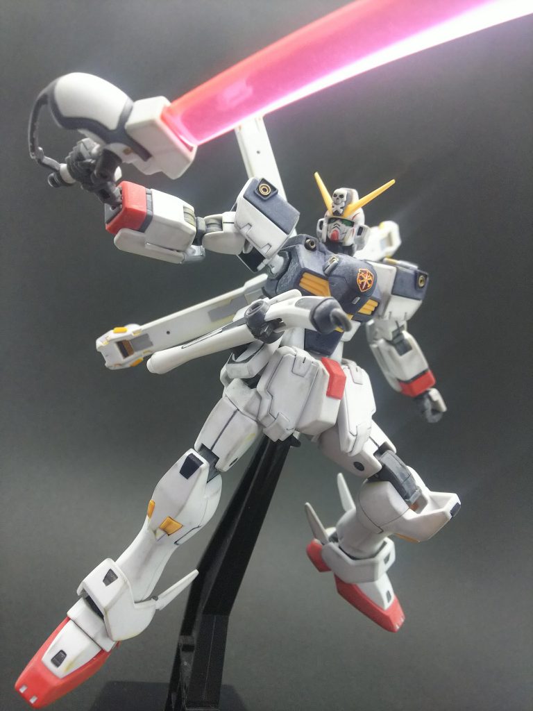 排熱ダクトやアンテナは黄色、バルカンや肩のマウント部等は金に塗ることで用途の違いが分かるように表現してみました。