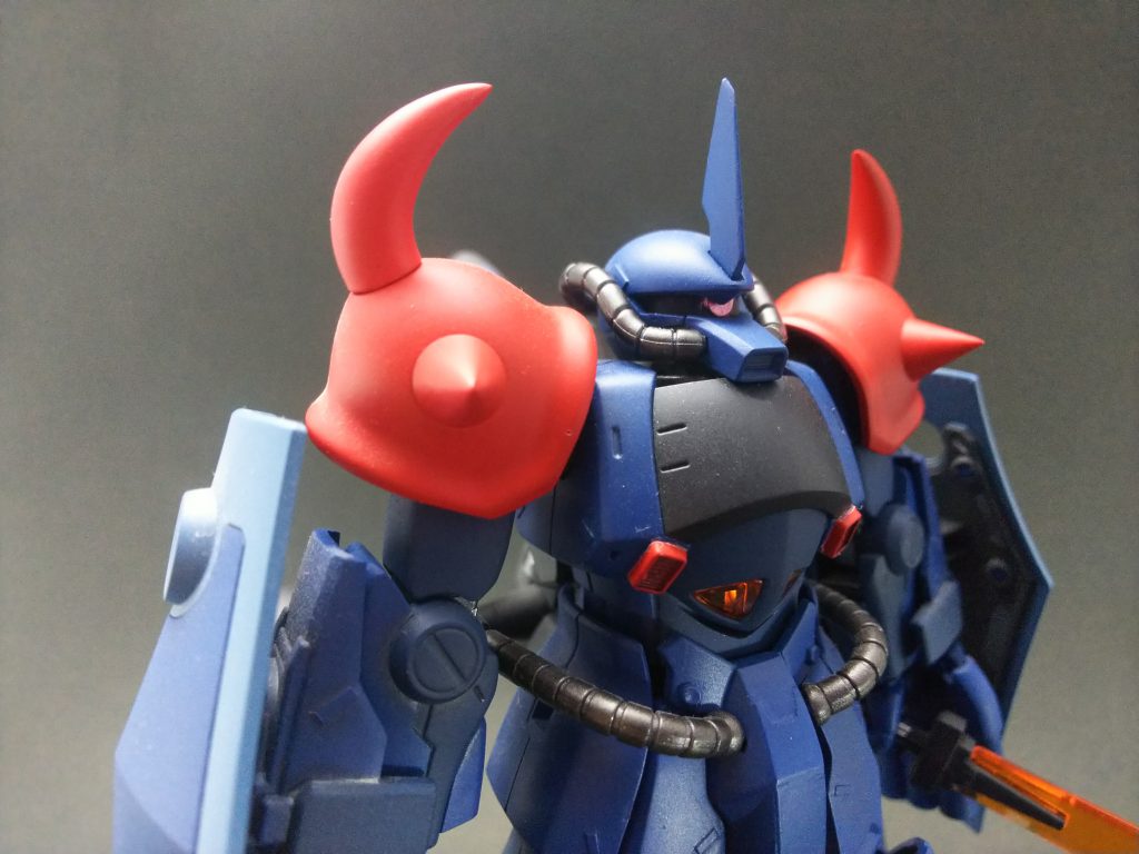 イフリート改風にするために肩を赤く塗りました。
写真では伝わりにくいですが、ボディの青に合わせて深い赤になるよう調色しました。