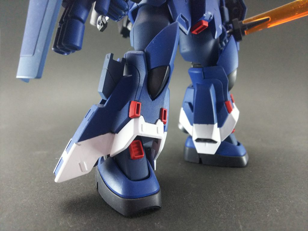 脚部はプラ板を貼って情報量を増やし、白いラインを入れることでよりイフリート改らしくし、スラスターを赤く塗ることで全体的に赤が散らばって全体の色のバランスがとれるようにしました。