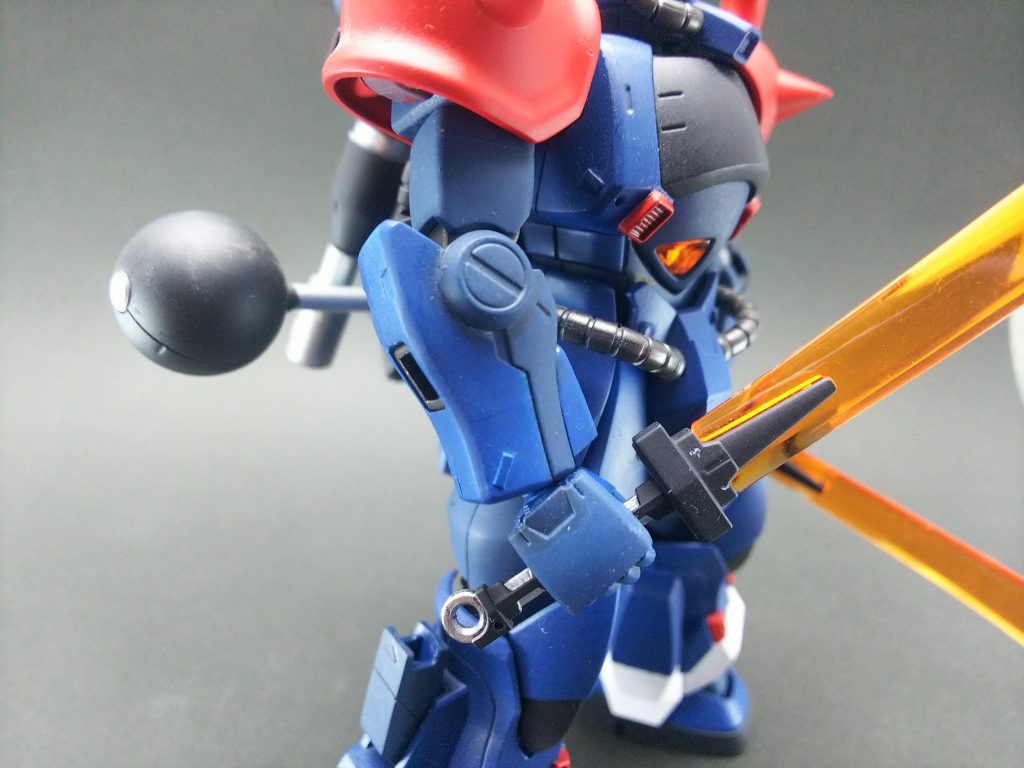 同じ青でも明るい青と暗い青を用意し、装甲のモールドごとに色を変えました。
これは当時やっていた(はずの)バトオペの機体のデザインを参考にしました。