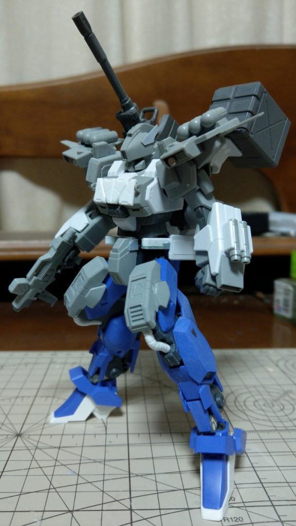 アウトライン完成。連邦系の機体を作るのは久しぶりだったので、この後にひたすら面出ししています。真面目にやったのは初めてだったので、あまり効果は出てない様な感じですが(笑)