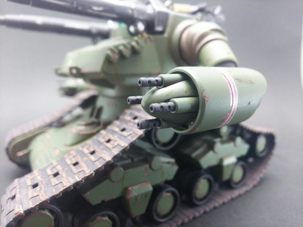 4連装機関砲のバレル横の穴は0.5mmのピンバイスを使って穴を開けました。
溝を黒く塗るより実際に穴を開けた方がリアル感が出たのでこれも良い試みだったと思います。