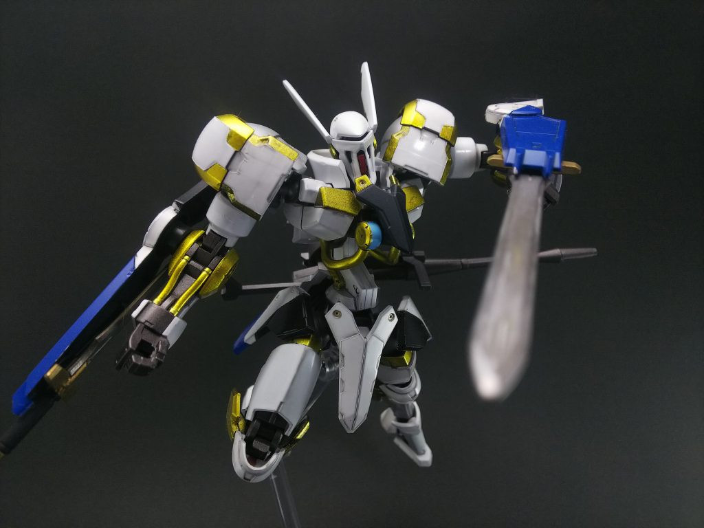 「お前が死ねぇぇ!!!」
こういうポーズをとらせるとやっぱり左にマウントしてる剣は緑にすればよかったと思いますね。
このキットは可動範囲が広いのでブンドドするのが楽しいです。