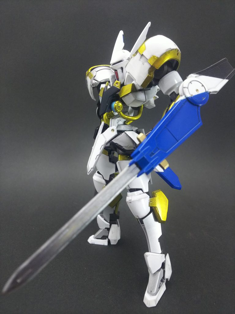 胸の黒いパーツを除いて全て光沢で塗装していますが、むらや段差多くまだまだ未熟です。
青、白、黒の3色で塗り分けている盾は色の境目に筋彫りをして境界をハッキリさせています。