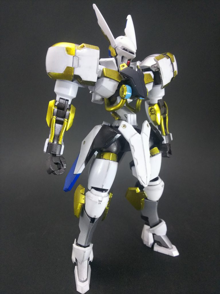 ゴールドの部分はキャンディ塗装でギラギラさせています。
1パーツをキャンディと光沢で塗り分けるとかいう苦行を体験しました。失敗は多かったもののとても高級感溢れるカラーリングに出来たと思います。