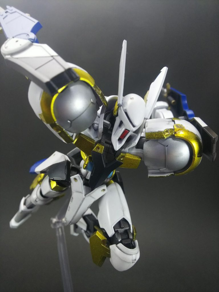 ヒロイックな機体には豪快なポーズが似合います。
肩の内側はフレームが露出している風に白ではなくシルバーにしました。これがアクセントとなり上から見た時や写真のようなポーズをしたときにチラッと見えて非常にえっちです。