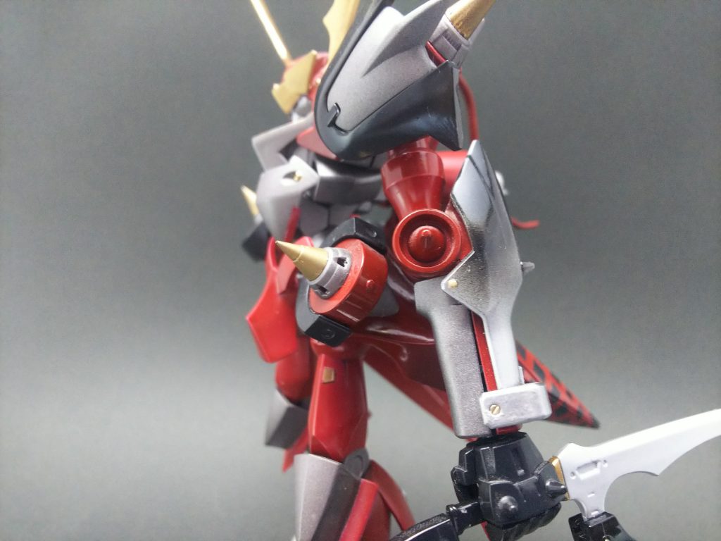 左腕のガントレットは劔冑の村正のデザインに倣ってシルバーに黒のグラデーションを施しました。
スネにも同様の塗装をしています。