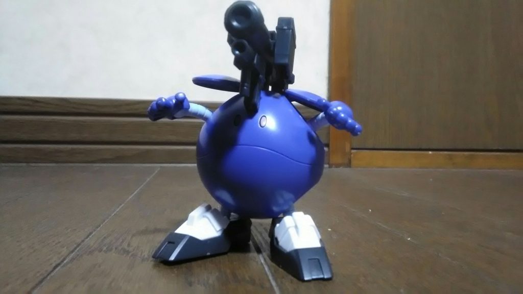 足にBB戦士のνガンダム　頭にフルアーマーユニコーンの武装を載せました