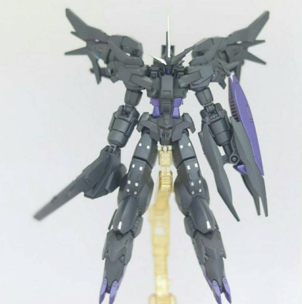 全身画
クロボンX1をベースにミキシングしながら異形感が出るようにと合わせていきました。
聖獣の特徴であるガンダムフェイスがベルト部分に一つ。
アリオスを使いました。