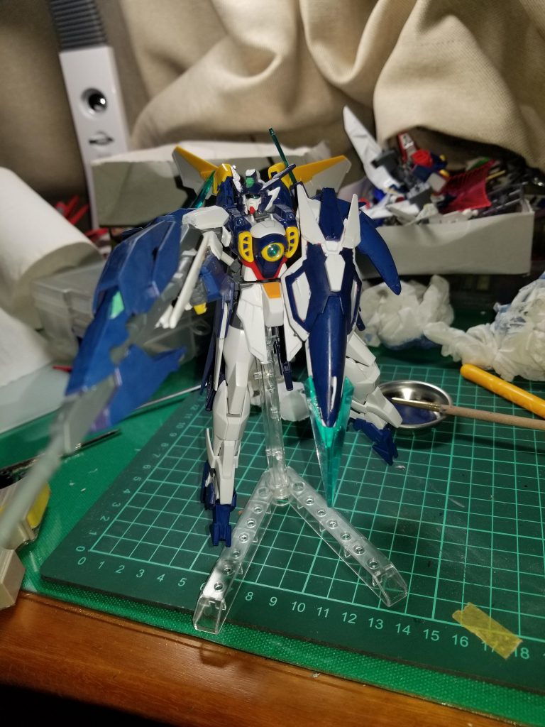 もちろんバスターライフルも持たすことも可能です。ただ、完璧に持たすことが出来ないのでマスキングテープを2層に噛ませてから持たせています。