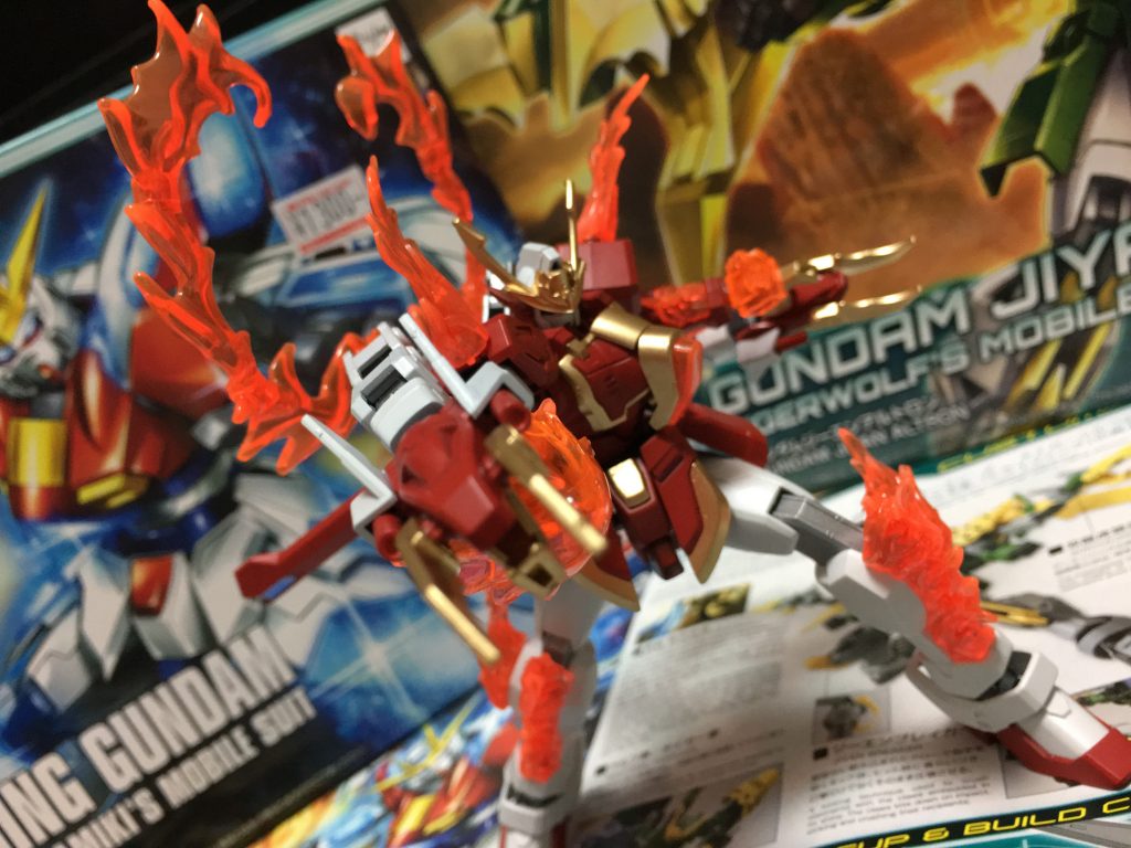 ドラゴンハングはフレキシブルに動くので、独立して動かして4本腕としても使えますし、このように腕や脚に這わせるようにして、パンチやキックの威力を高める事もできる。