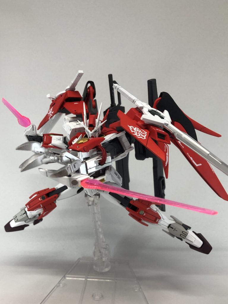 【GNフラッシュエッジ】
デスティニーから引き継いだ武装。両膝部に装備。ビームサーベル、ビームブーメランとして使用。中距離に対するアドバンテージを、ある程度補える武装。