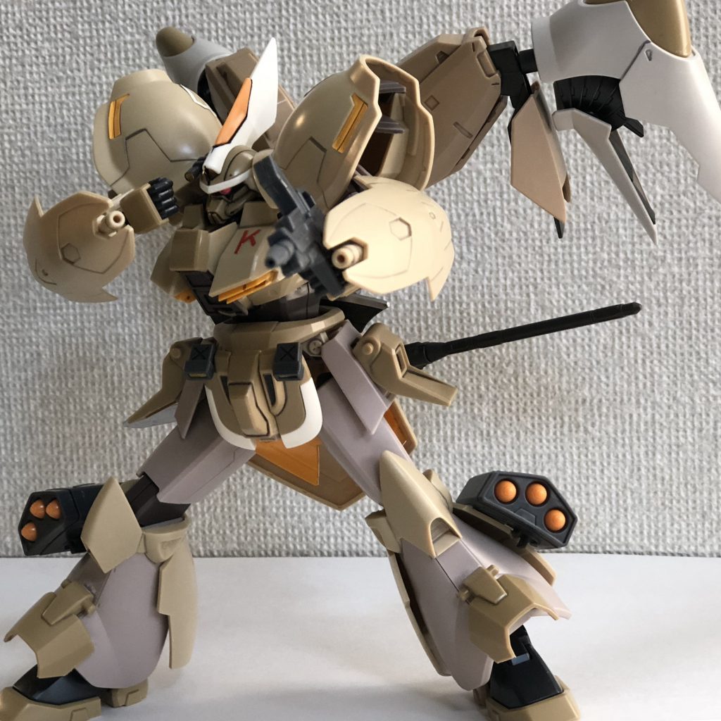 シールドキャノン、脚部三連ミサイルポッド
シールドに搭載された機関砲で牽制などに使われる
脚部のミサイルは対地や対空に優れる