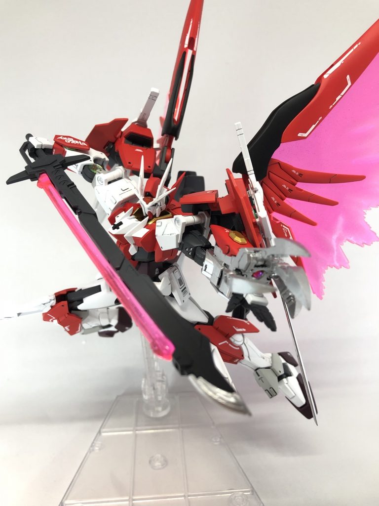 【GNアロンダイト】
デスティニーから引き継いだ武装。ビーム刃が圧縮GN粒子となり、切断力が向上している。