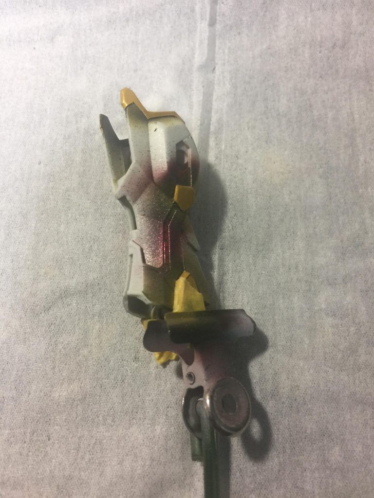 金 赤 黒をマスキングして白を塗装
せめてグレーを先に塗ればと思いつつズボラ力が勝りホワイトでGO