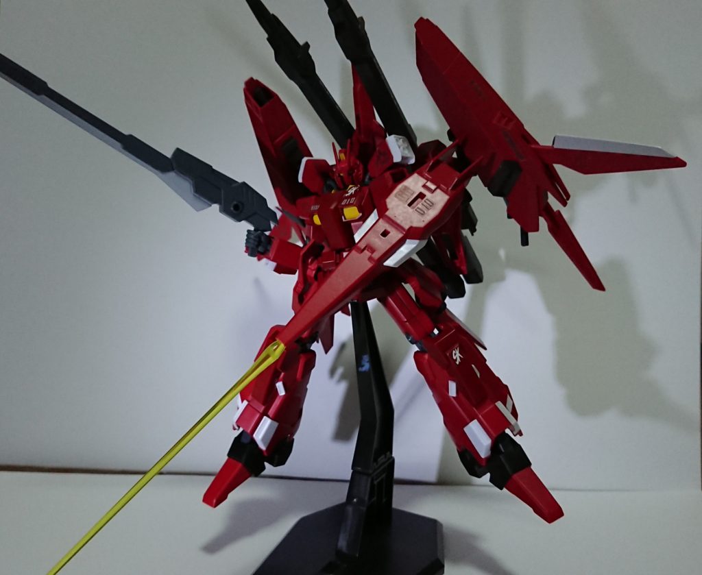 シールドからはビームサーベルを出せます