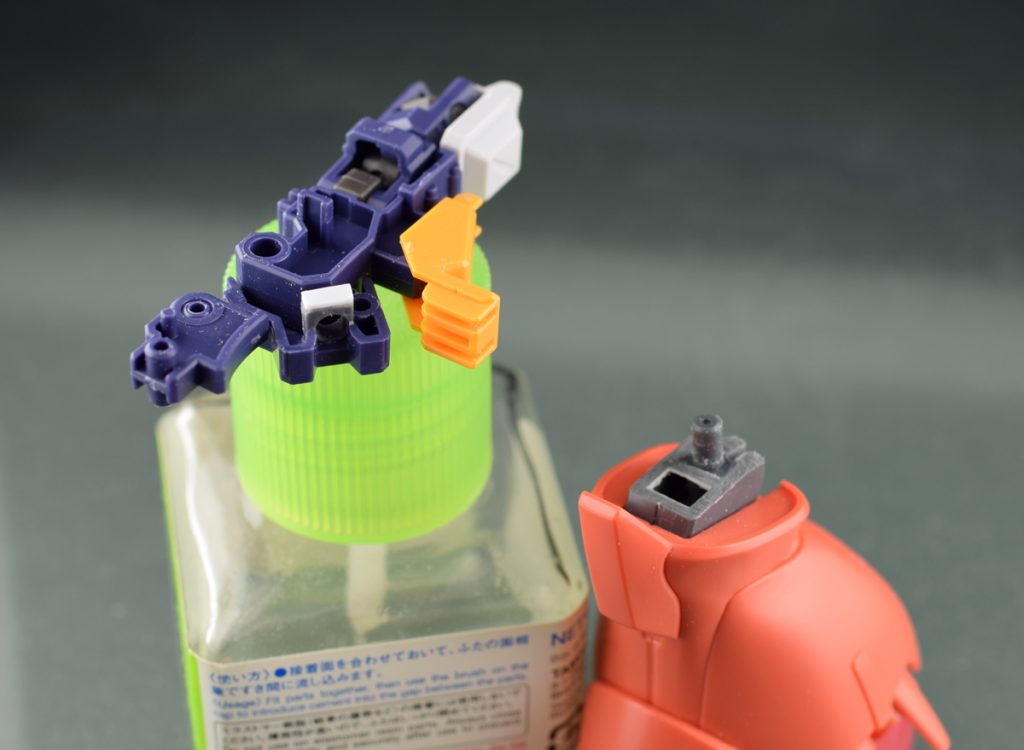 膝関節を3mm軸で繋ぎたかったので3mm穴の受けを設置