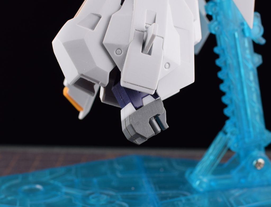 膝関節が回らないように接続部分の形状に合わせて加工