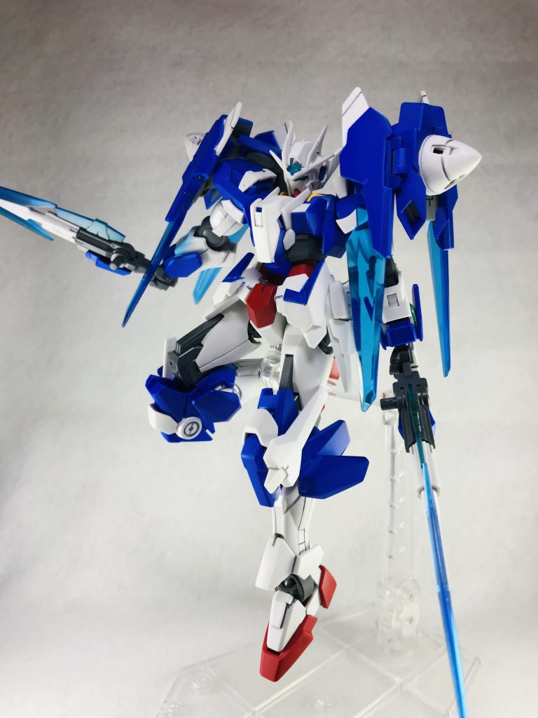 GNソードIIトランジェント──GNソードIIの刀身をクリアパーツに置き換えている。クリアパーツに粒子をチャージしておくことができ、それを解放することで斬撃を飛ばすことができる。
また、トランジェントガンダムと同様に粒子変容機能を搭載しており、胞子状のビームピットを放出できる。