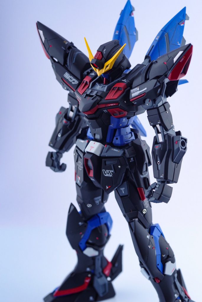 元のブリッツガンダムの紫だった部分を少し青よりの紫に変更し全体とのバランスを取るようにしました