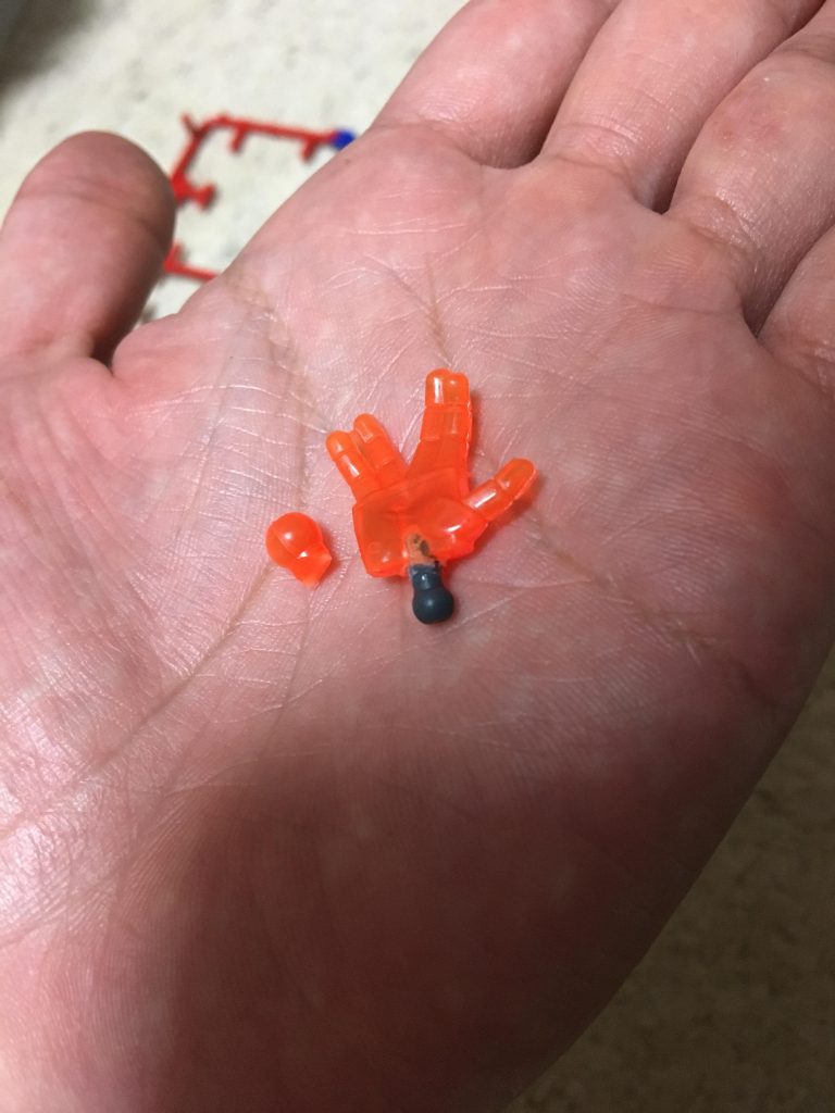 ゴッドフィンガー。本来のピンを切り飛ばし、切断面に穴を開け、ビルドハンズの3番パーツを突っ込んで接着しました。