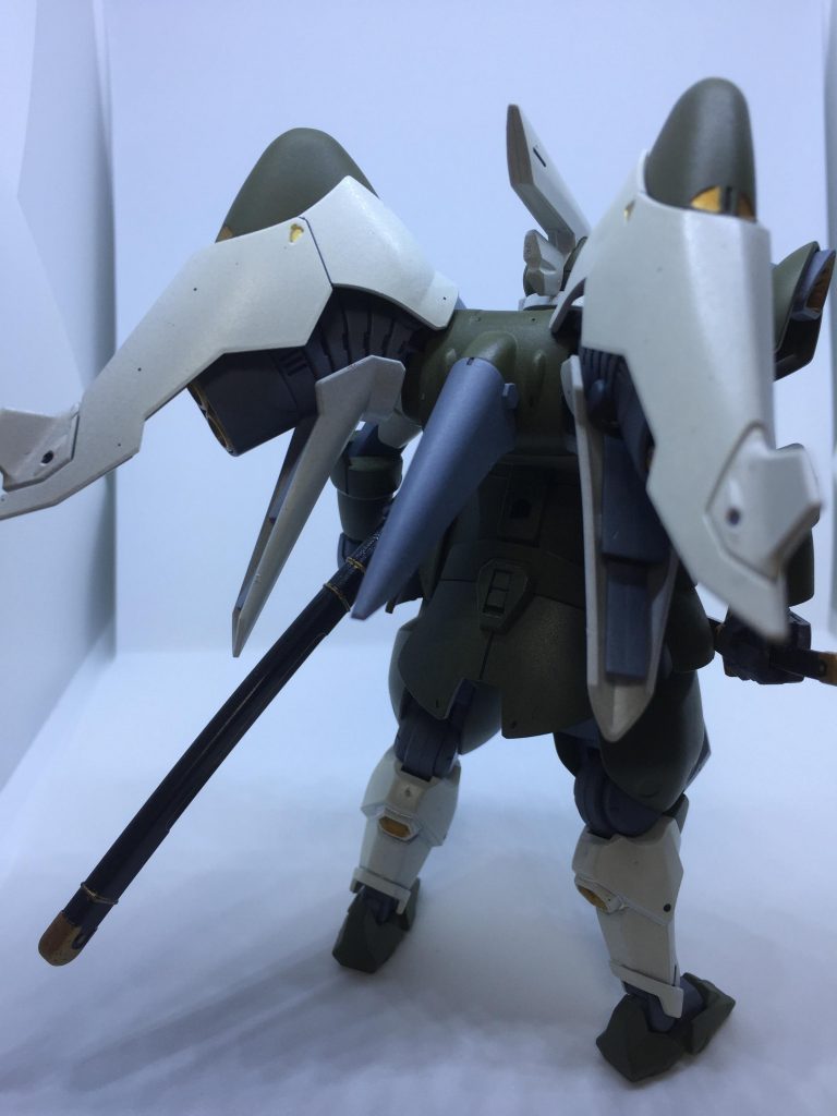 バックパックはハイマニューバ2型のやつですが、羽の接続部にプラサポを噛ませてるのでそこそこ可動域は広くなってます。