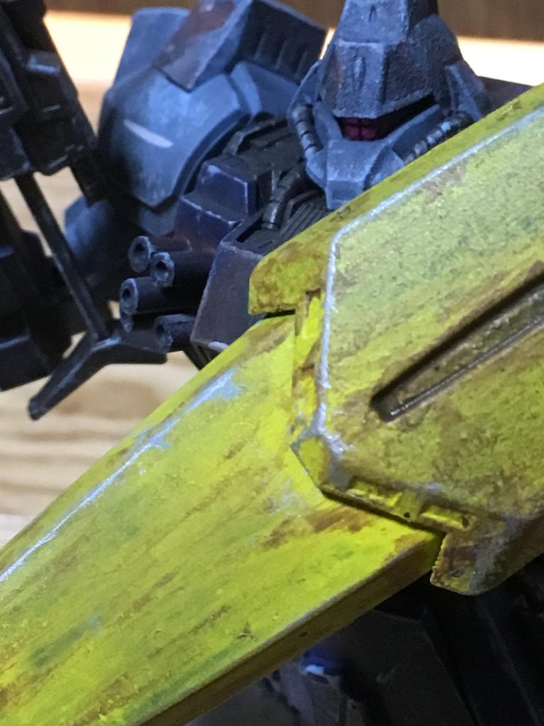 アップ。シールドにも泥汚れを…