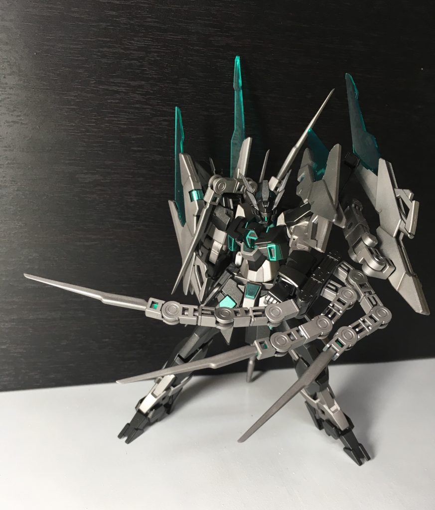 シンブレードⅢ
新たに装備された多関節アームに接続された三本のナイフ
それぞれが優れた可動域を持ち複雑な軌道を描く事が可能
一振りで全く性質の異なる三つの斬撃を繰り出す事ができる