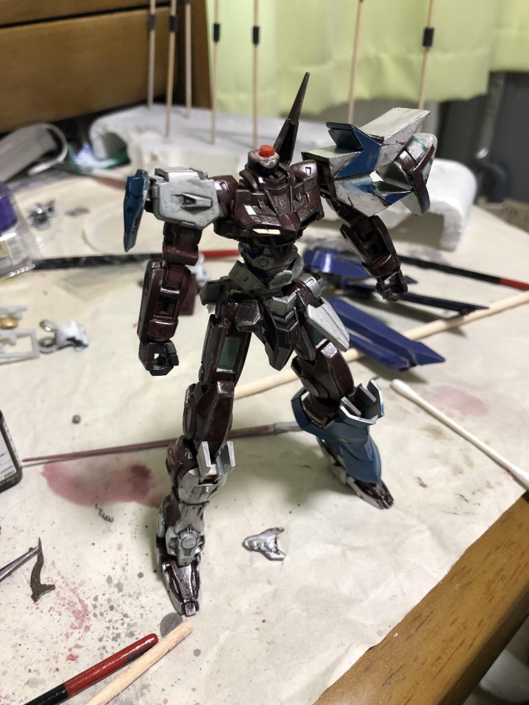 頭エクシア胴ノーネイム腰エクシアなので、それぞれ接続はプラ板とランナー棒でつなぐ形になりました。腰が結構弱くてdエクステンション時に右側に傾いてしまいます。もっと強度ある方法が知りたい。